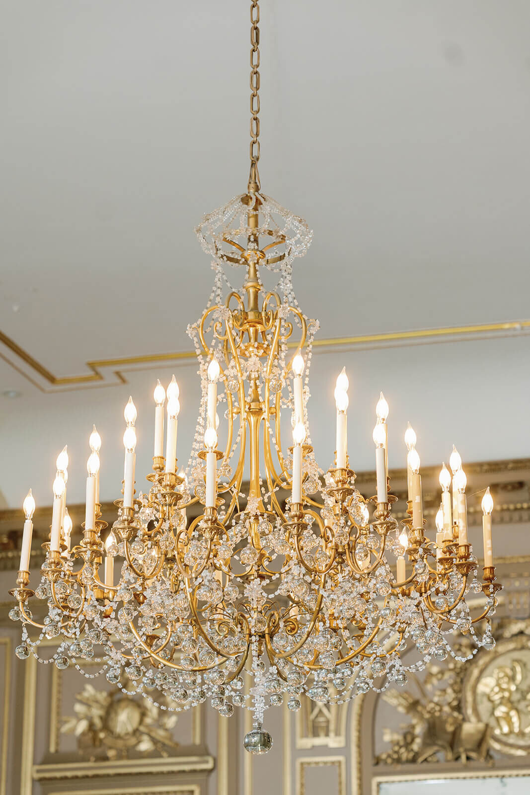 jane-steven-springvale-floral-perry-belmont-house-wedding-reception-chandelier