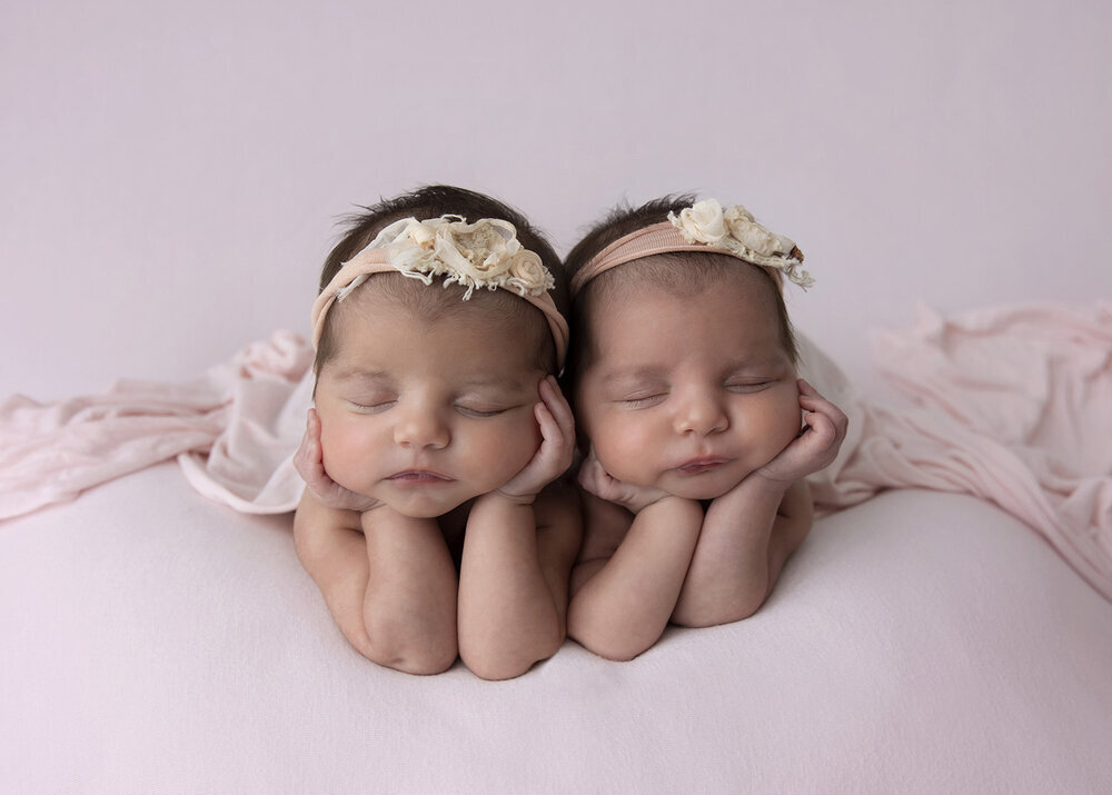 NEWBORN_BABYGIRLTWINSFROGGYPOSEPINKWITHHEADBANDS