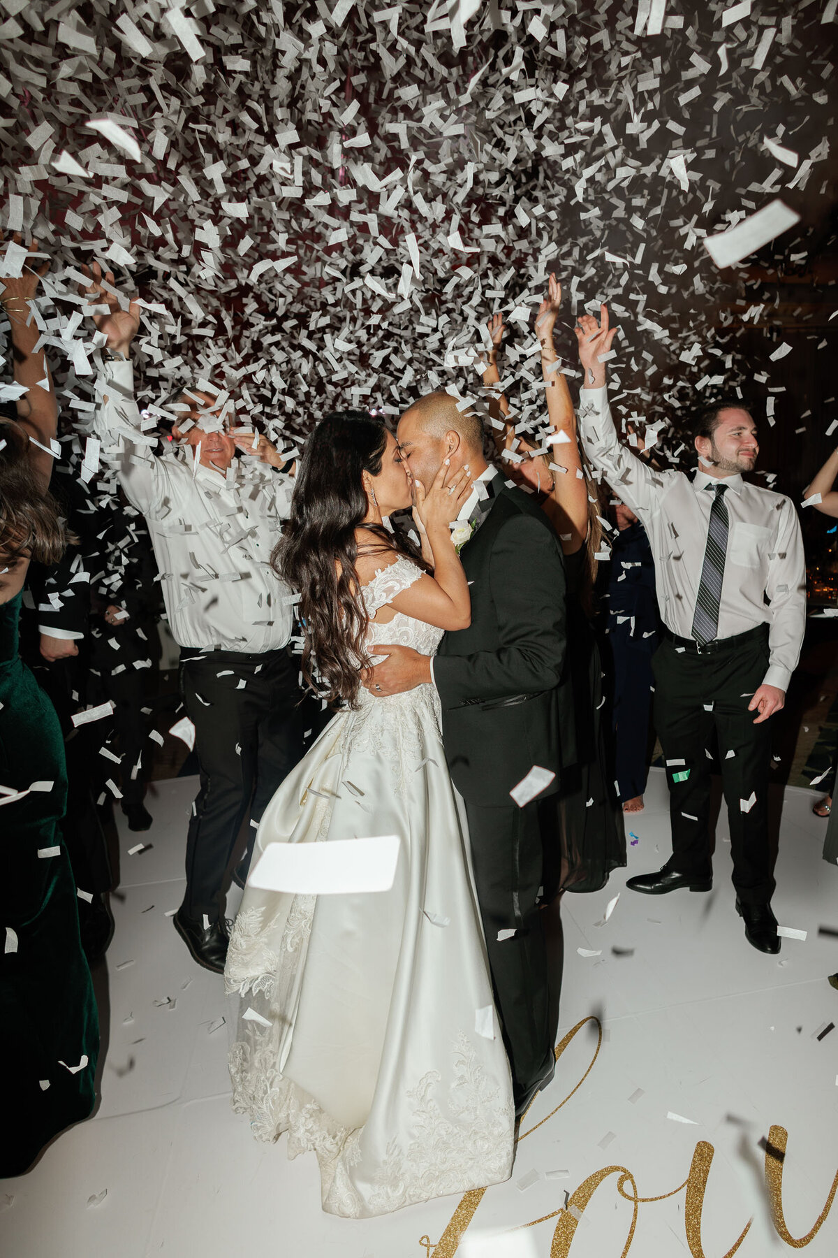 18-confetti-bride-groom-wedding-photographer