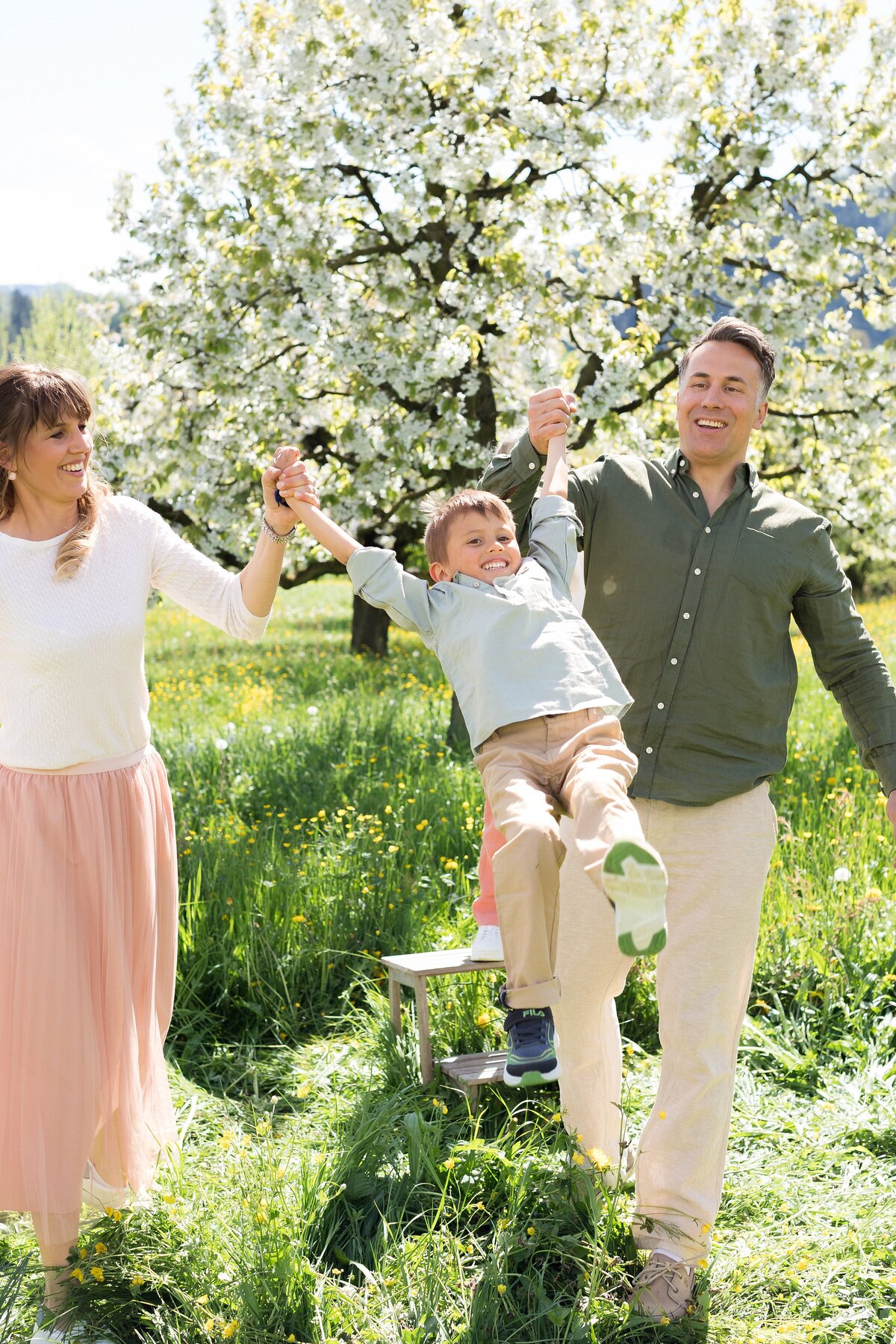 Familienshooting-Familienfotos-Aargau-Zuerich-Frühling-Fricktal-Kirschblüte-43