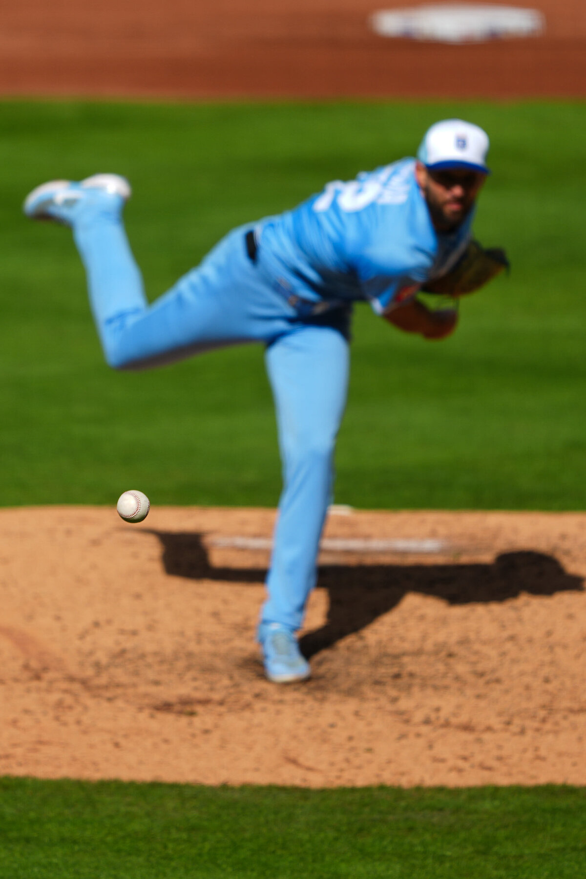 kansas-city-sports-photography-0151-mlb-pitcher-throwing-baseball