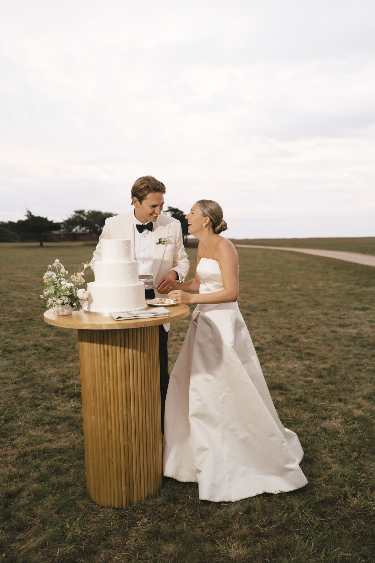 Marthas-vineyard-wedding-planner-kg-events-design-luxury-destination-weddings-private-events-corporate-events-edgartown-ma-event-designer-outdoor-tented-wedding-reception-island-wedding-vogue-wedding-pohogonot-209