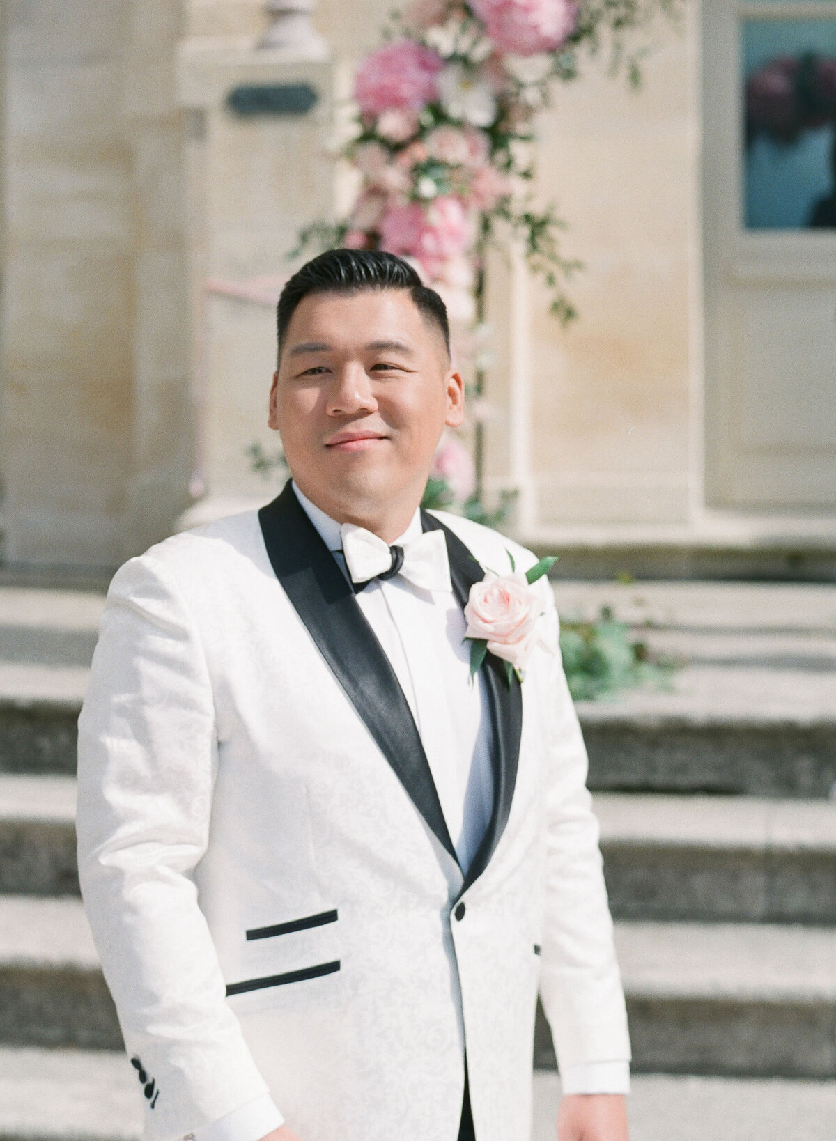 28-Chateau-de-Chantilly-wedding-groom-Alexandra-Vonk-photography