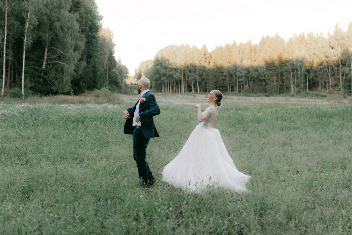 Hääkuvaajan ohjaama romanttinen hääkuva hääparista