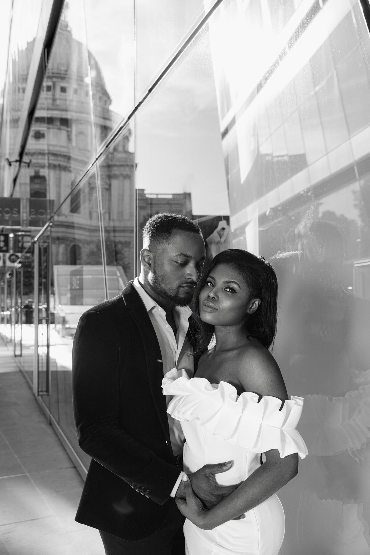 couple-posing-for-London-elopement-photographer-st-paul's-cathedral-1301-Hadi Photography