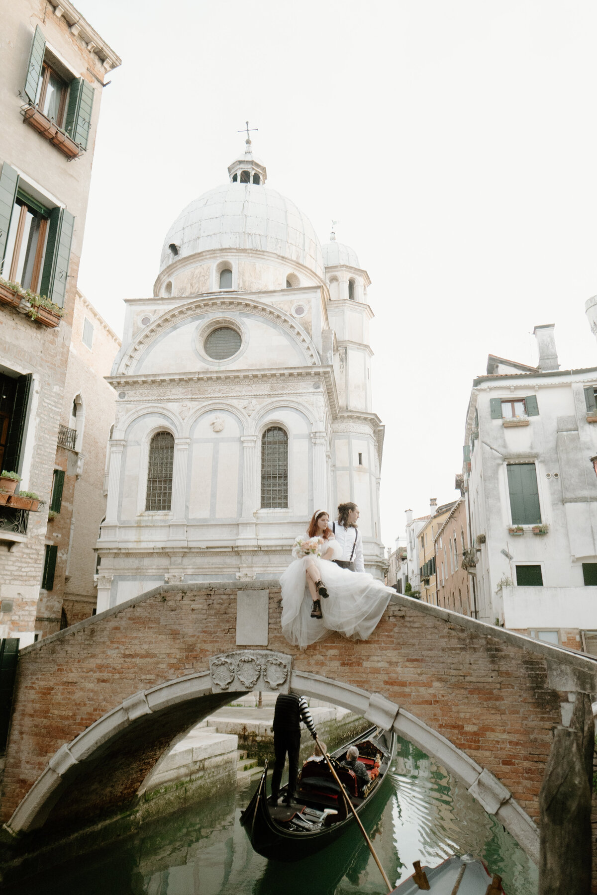 -Documentary-Style-Editorial-Vogue-gondola-Italy-Destination-Wedding-Leah-Gunn-PhotographyDocumentary-Style-Editorial-Vogue-gondola-Italy-Destination-Wedding-Leah-Gunn-Photography-17