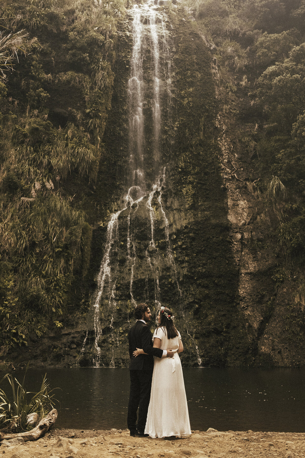 Wedding elopement at Karekare Falls in Auckland by Eilish Burt