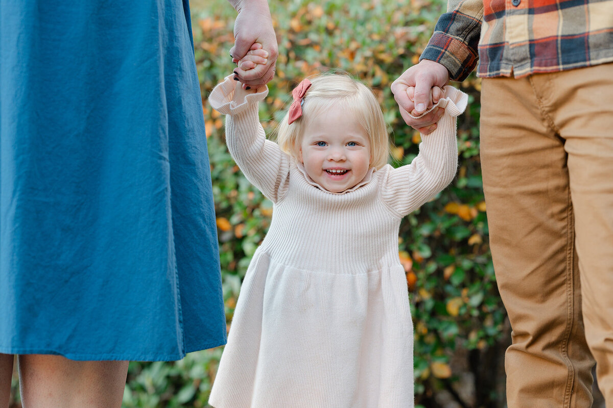 fall-family-holding-hands