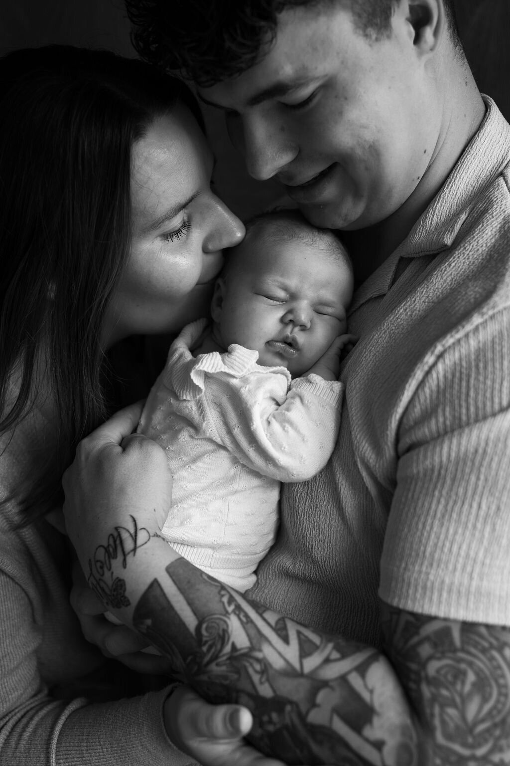 Mama en papa met baby tijdens newborn fotoshoot