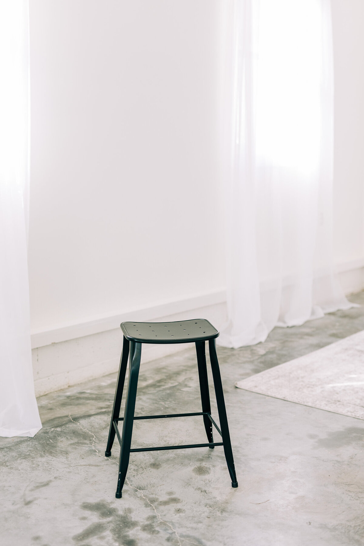 black stool in winx photo boudoir studio knxoville boudoir photographer
