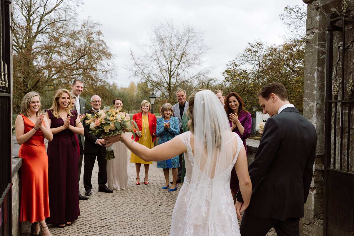 Romantische herfstbruiloft bij Slot Doddendael - ontmoeting gasten. 