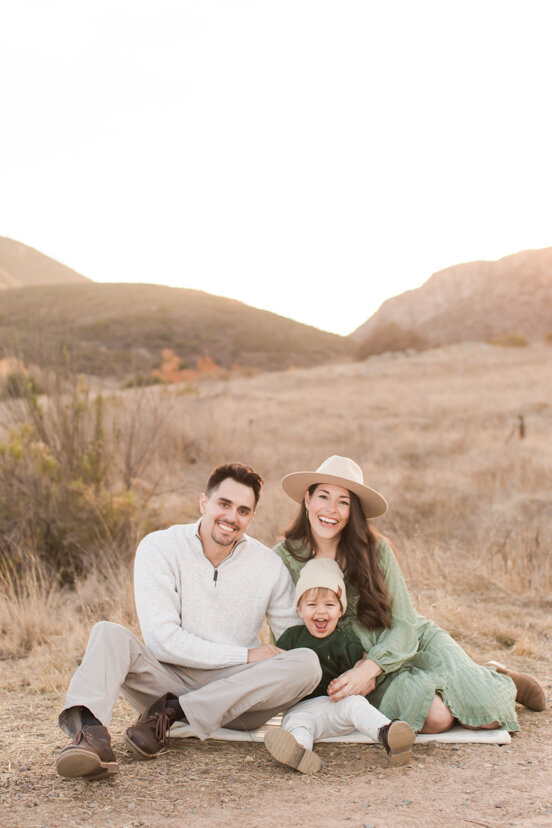 parents-and-son-sitting-in-mission-trails-san-diego-portrait
