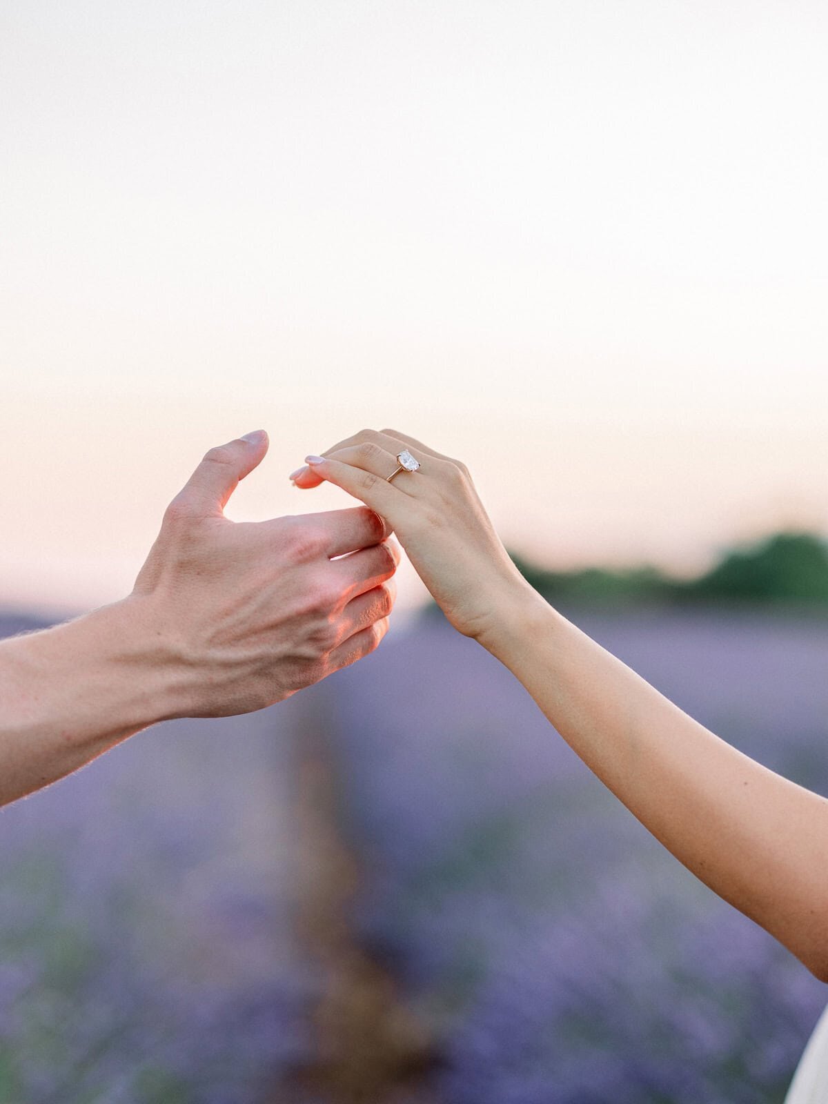 dreamy-proposal-vladislav-and-kathryn-lavender-fields-provence-andrea-marino-photography--35