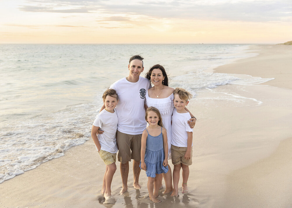 FAMILY_PARENTSKIDSSUNSETBEACH