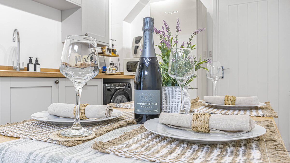 The Hideaway: Luxury 2 Bedroom Cottage