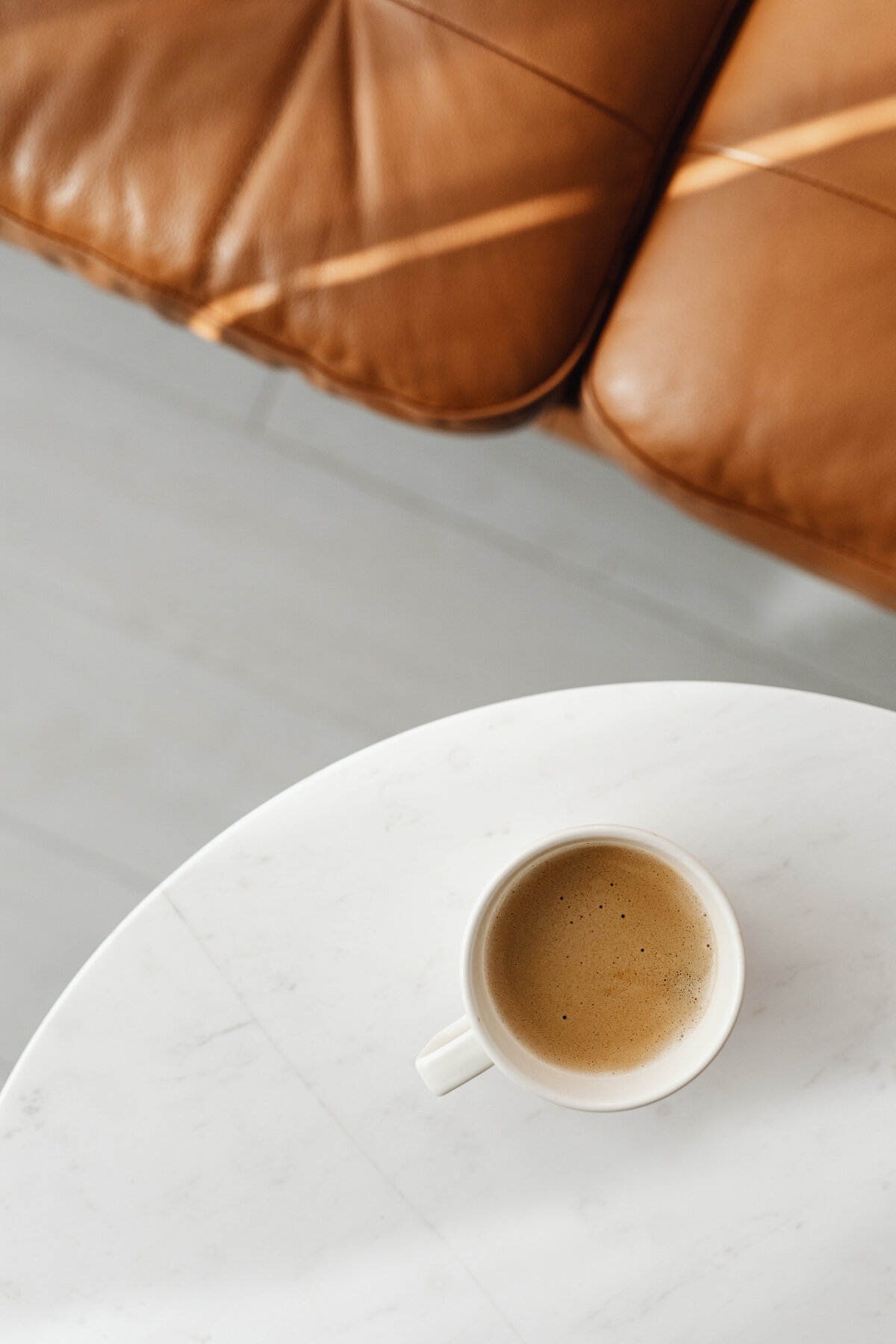 kaboompics_a-cup-of-coffee-and-a-leather-sofa-24263