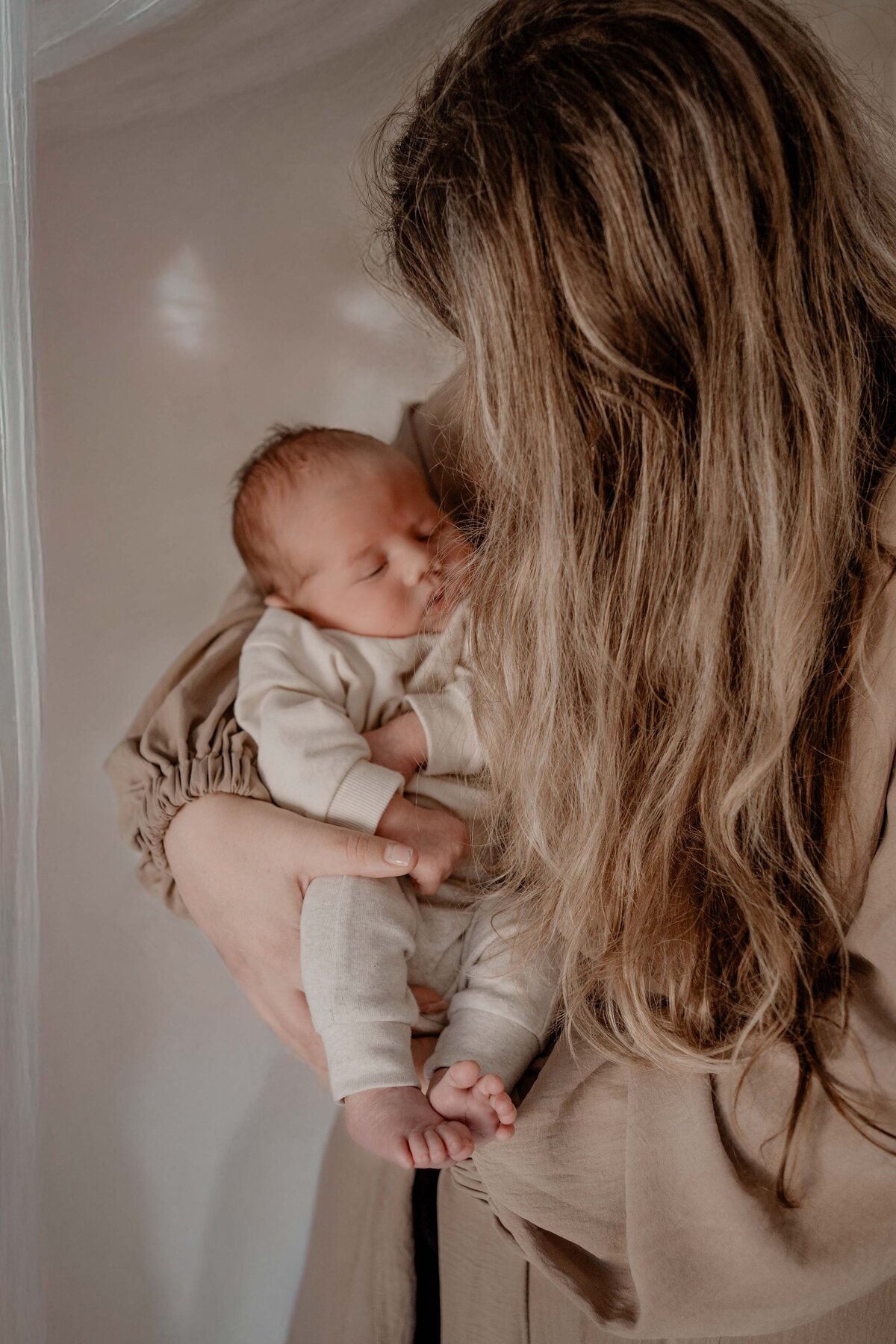 Newbornshoot door Leukfotografie in Amsterdam, Zaandam, Landsmeer, Oostzaan en Purmerend – zachte, liefdevolle babyfoto’s-131