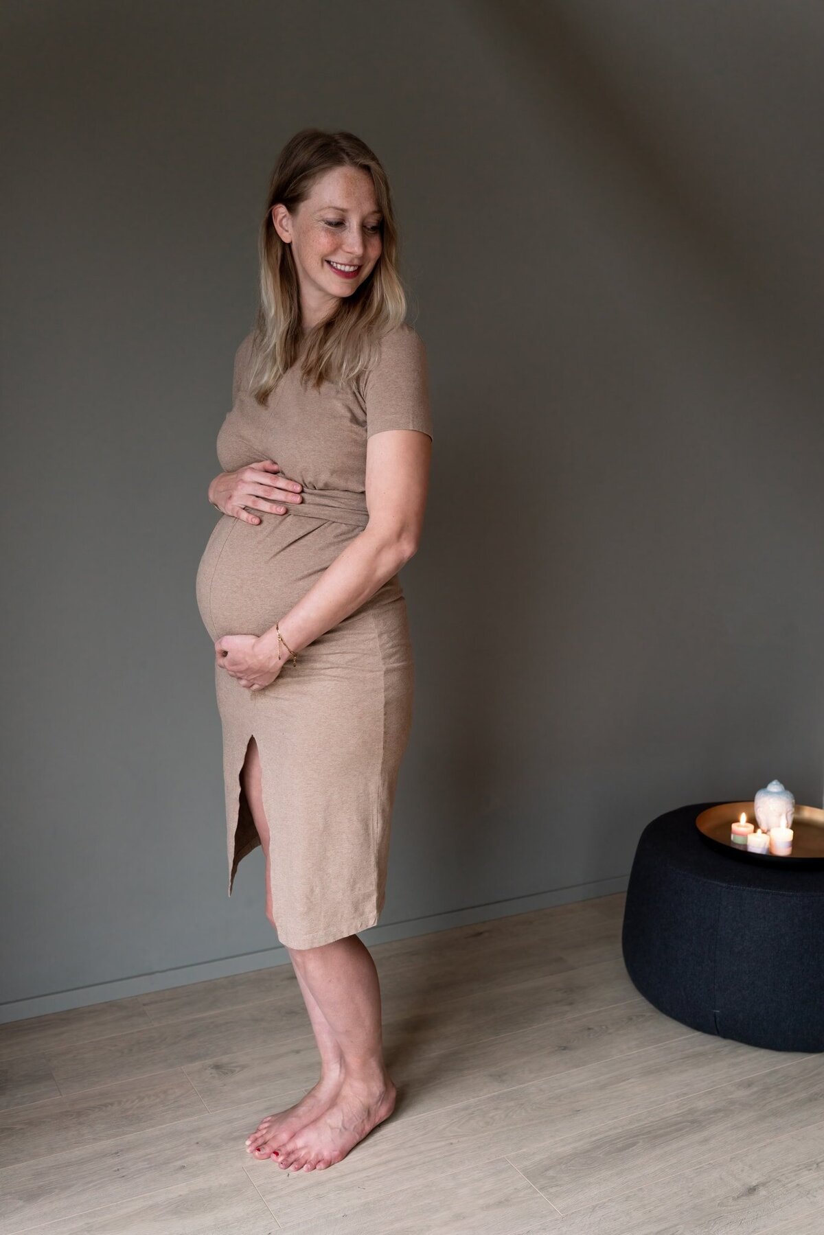 zwangerschapsshoot Groningen - zwangere vrouw natuurlijke kleuren intiem.