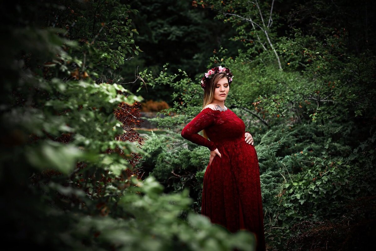 outdoor-maternity-photography_vancouver-fraser-valley_red-dress-green-forest-pregnant-woman
