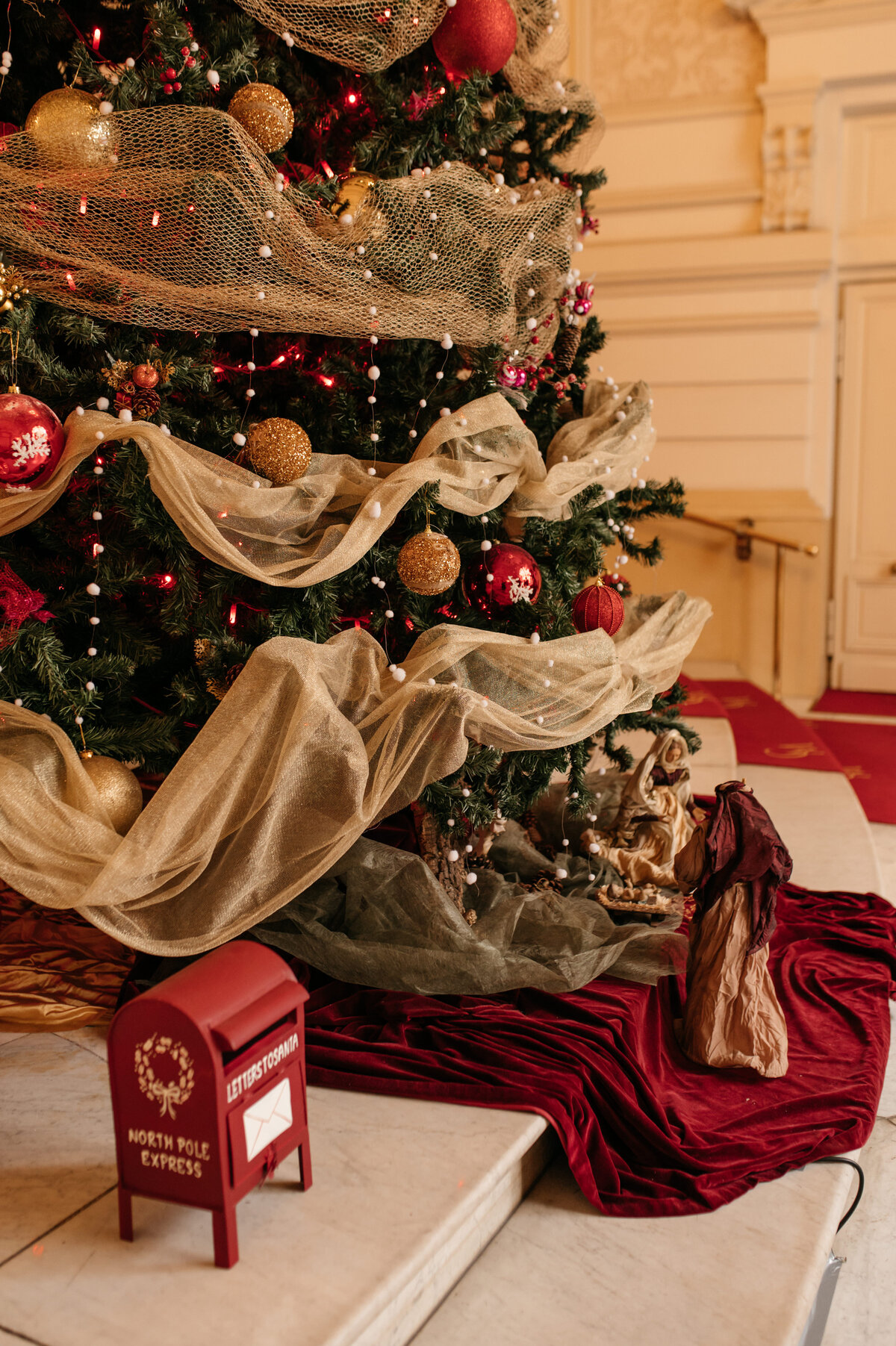 Christmas tree in a December wedding