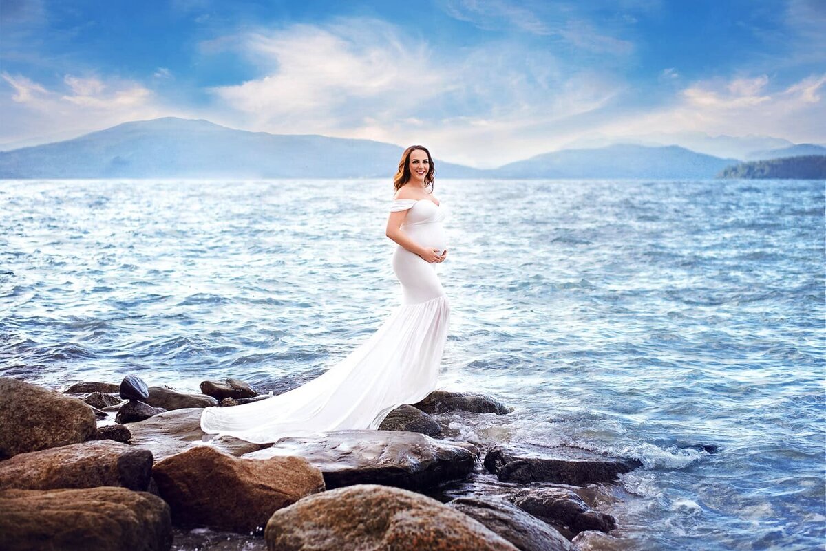 outdoor-maternity-photography_vancouver-fraser-valley_spanish-banks-beach-rocks-water