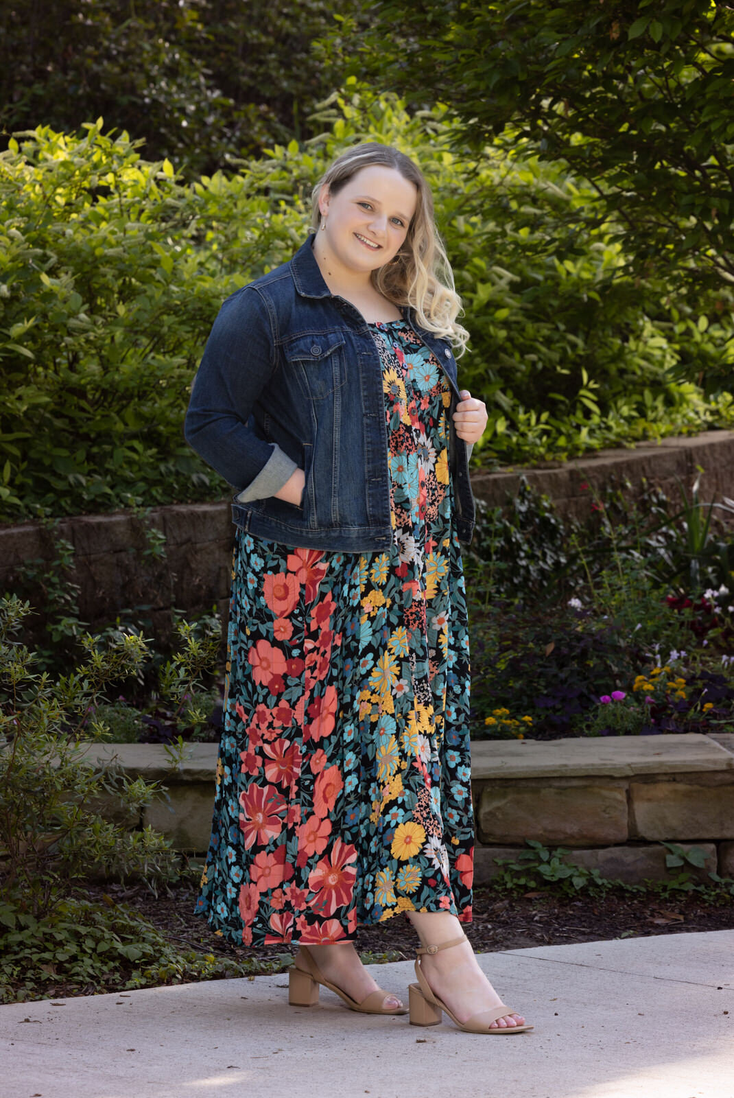 senior-girl-in-colorful-dress-and-jeanjacket-posing-at-grapevine-botanical-gardens