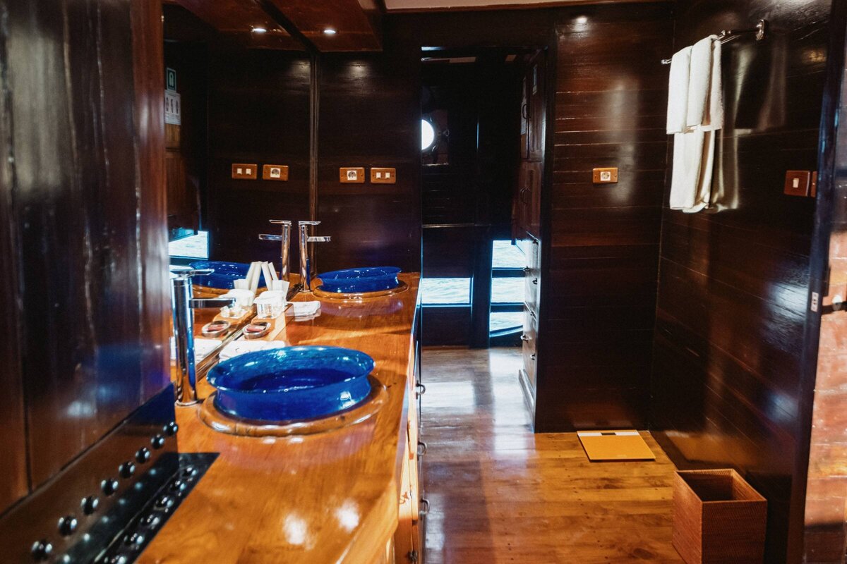 El Aleph Yacht Charter Indonesia Master Cabin Bathroom