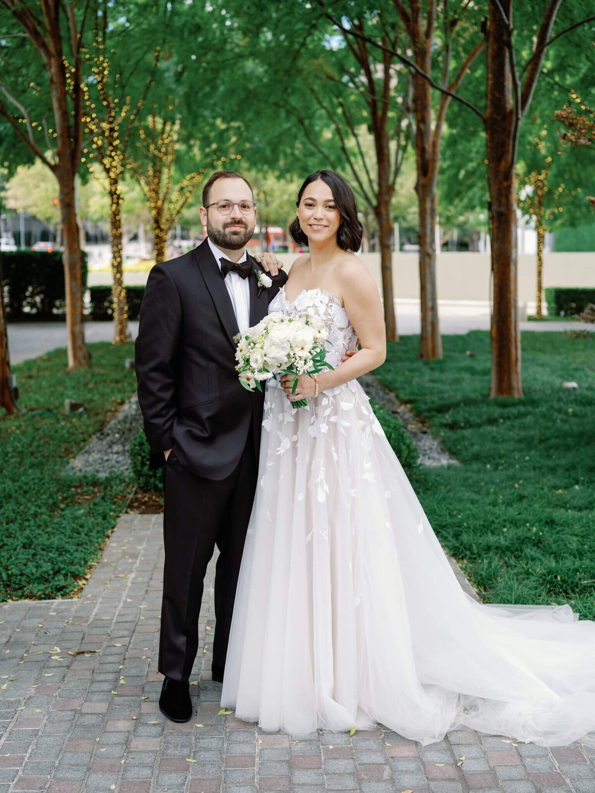 Bride and groom pictures at Nasher Sculpture Center in Dallas