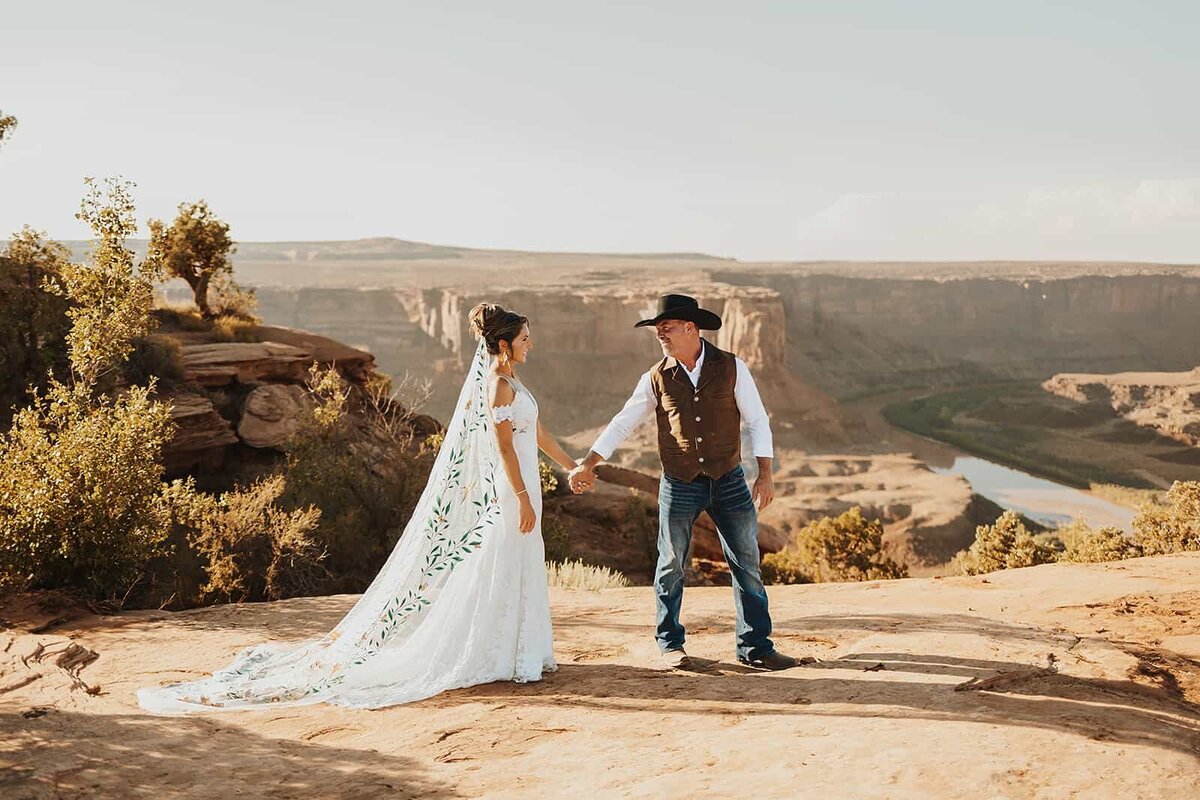 arches-utah-elopement-couple