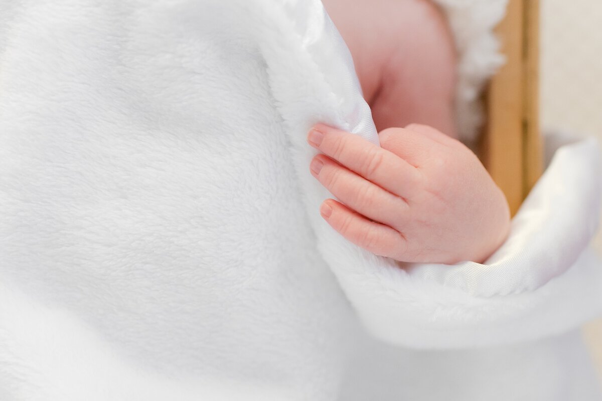 4_neutral-at-home-newborn-session_baby-girl_ckp