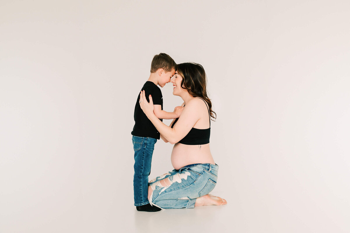 Springfield MO maternity photographer Jessica Kennedy of The Xo Photography captures pregnant mom and boy nose to nose
