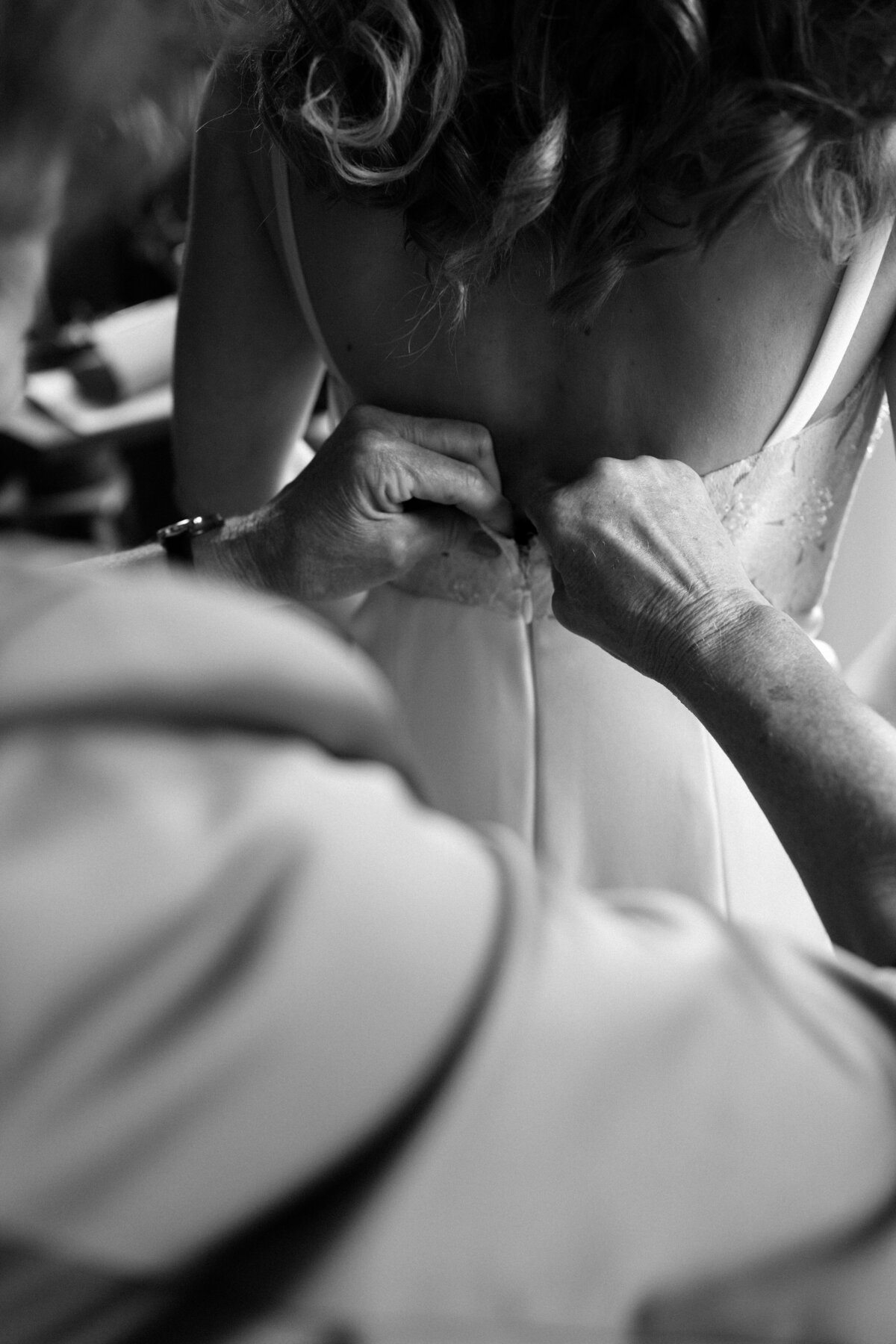 Getting ready jurk dicht doen. 