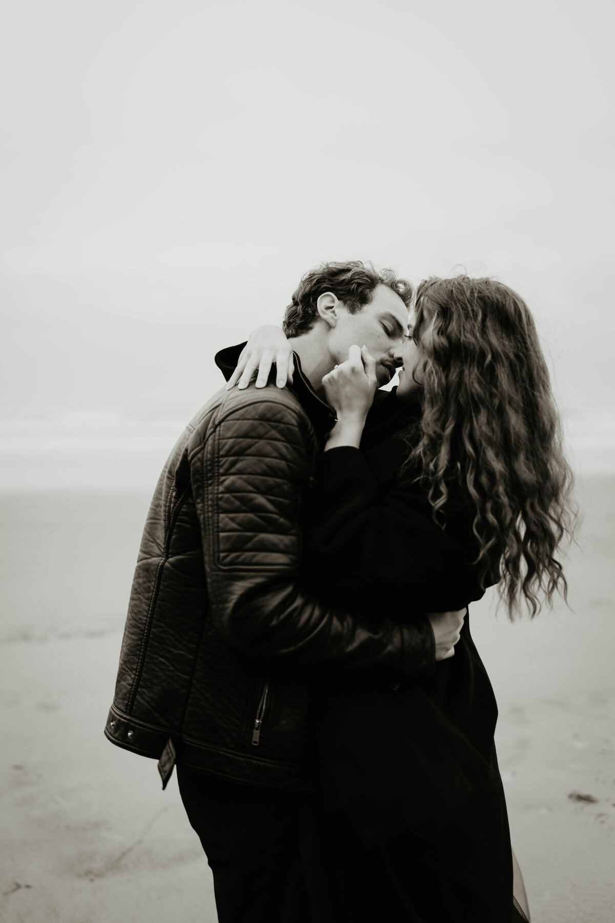 Black and white photo of couple kissing at Oregon Coast elopement
