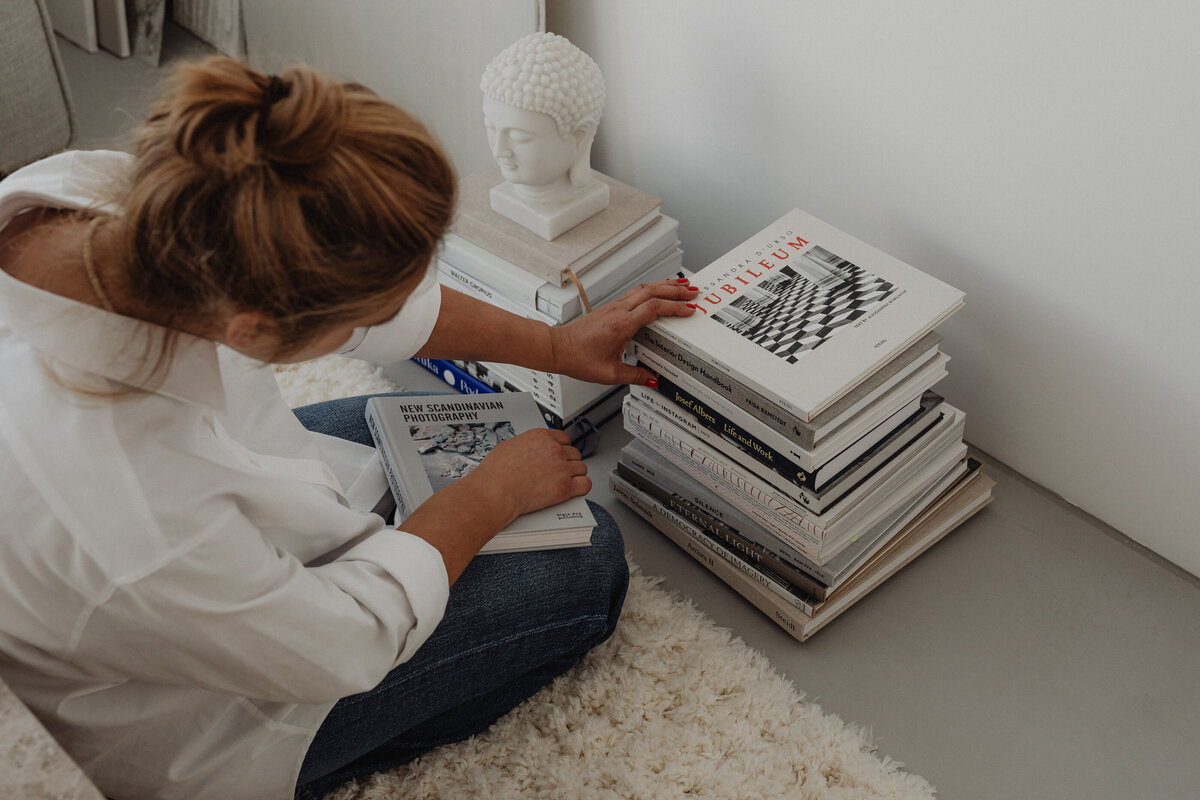 kaboompics_the-warm-apartment-aesthetic-living-room-decor-home-accessories-collection-33250