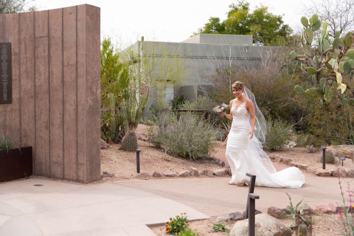 phoenix-scottsdale-arizona-destination-wedding-first-look-1