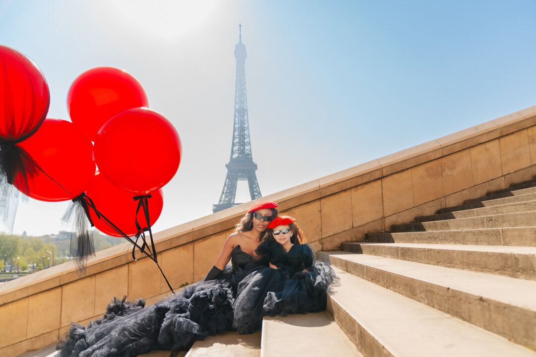 Paris mommy and me photoshoot at Trocadéro with black dresses, red berets and red balloons