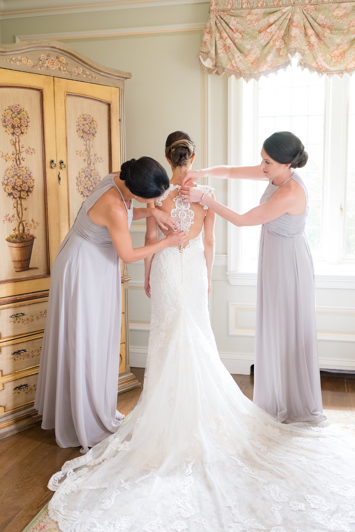 6_sisters-help-button-brides-dress_2040