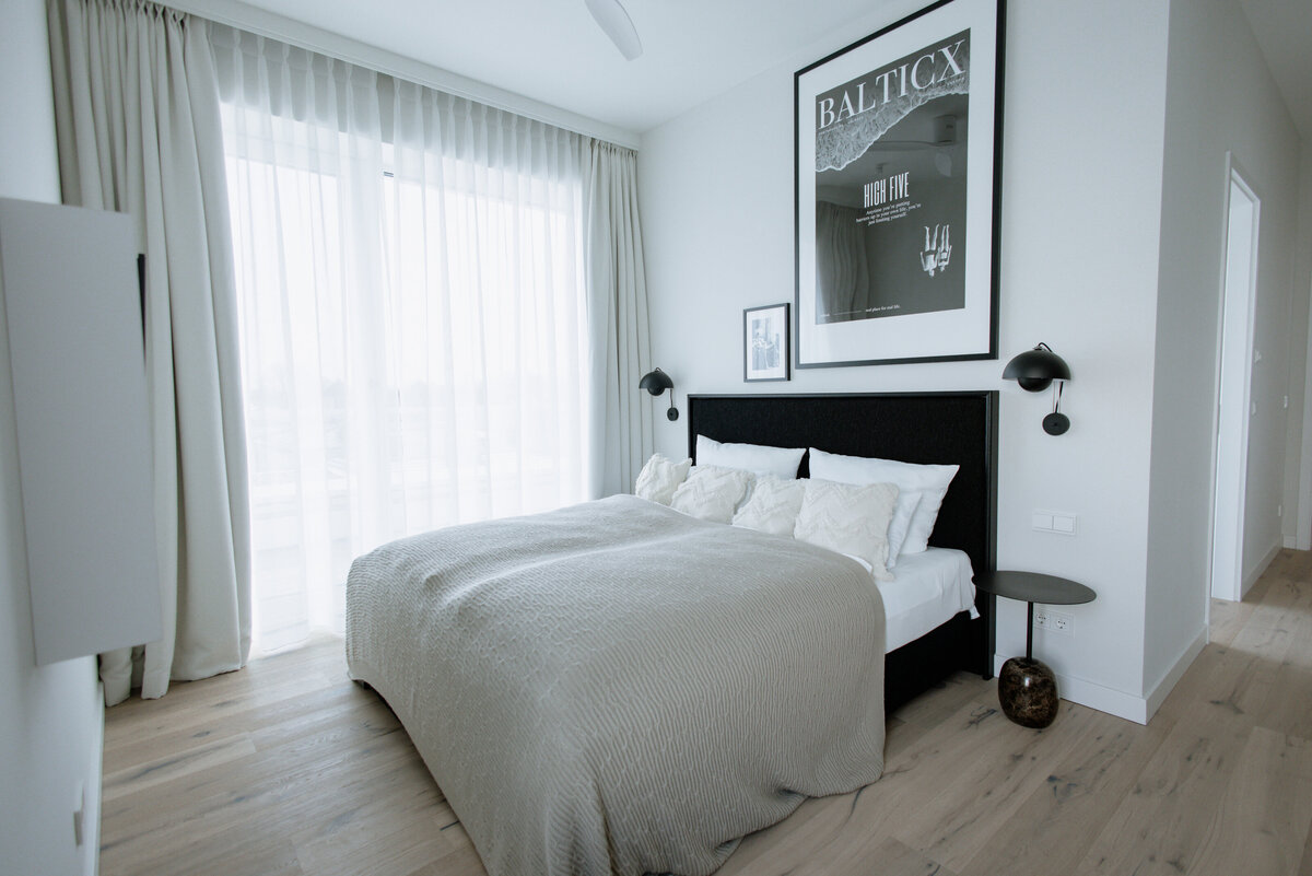 Großes-Doppelbett-im-Penthouse-im-the-breeze