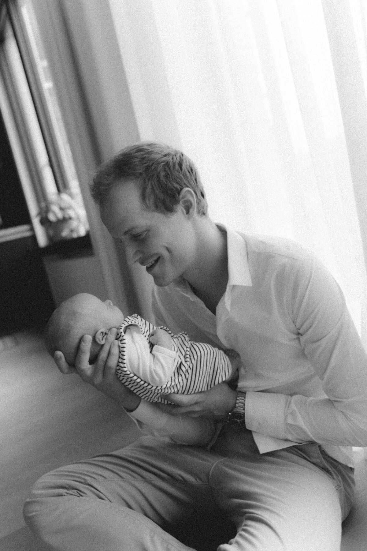 Vader knuffelt zijn newborn baby.