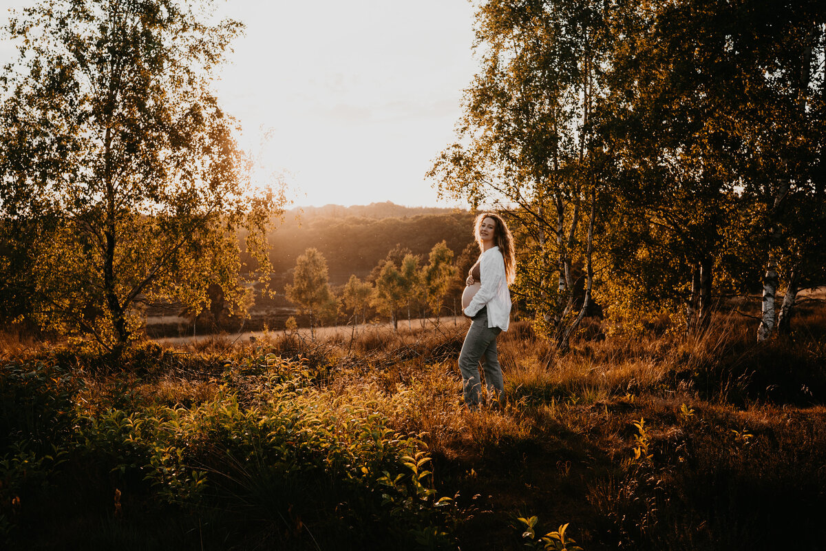 zwangerschapsshoot met zonsondergang op de heide in drenthe