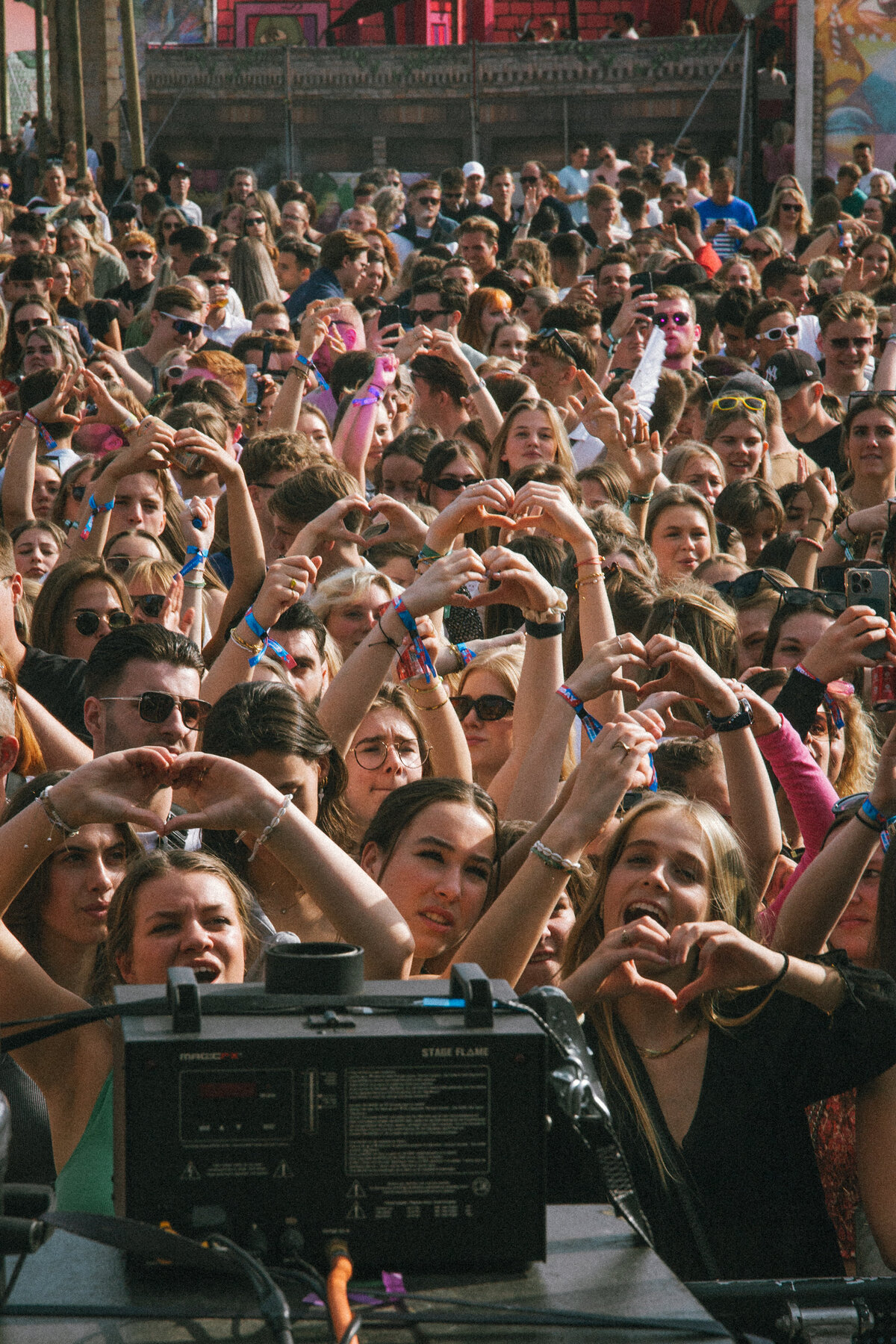 Sam Hofman connecting with the audience during a festival performance, captured by Bo Eppink.