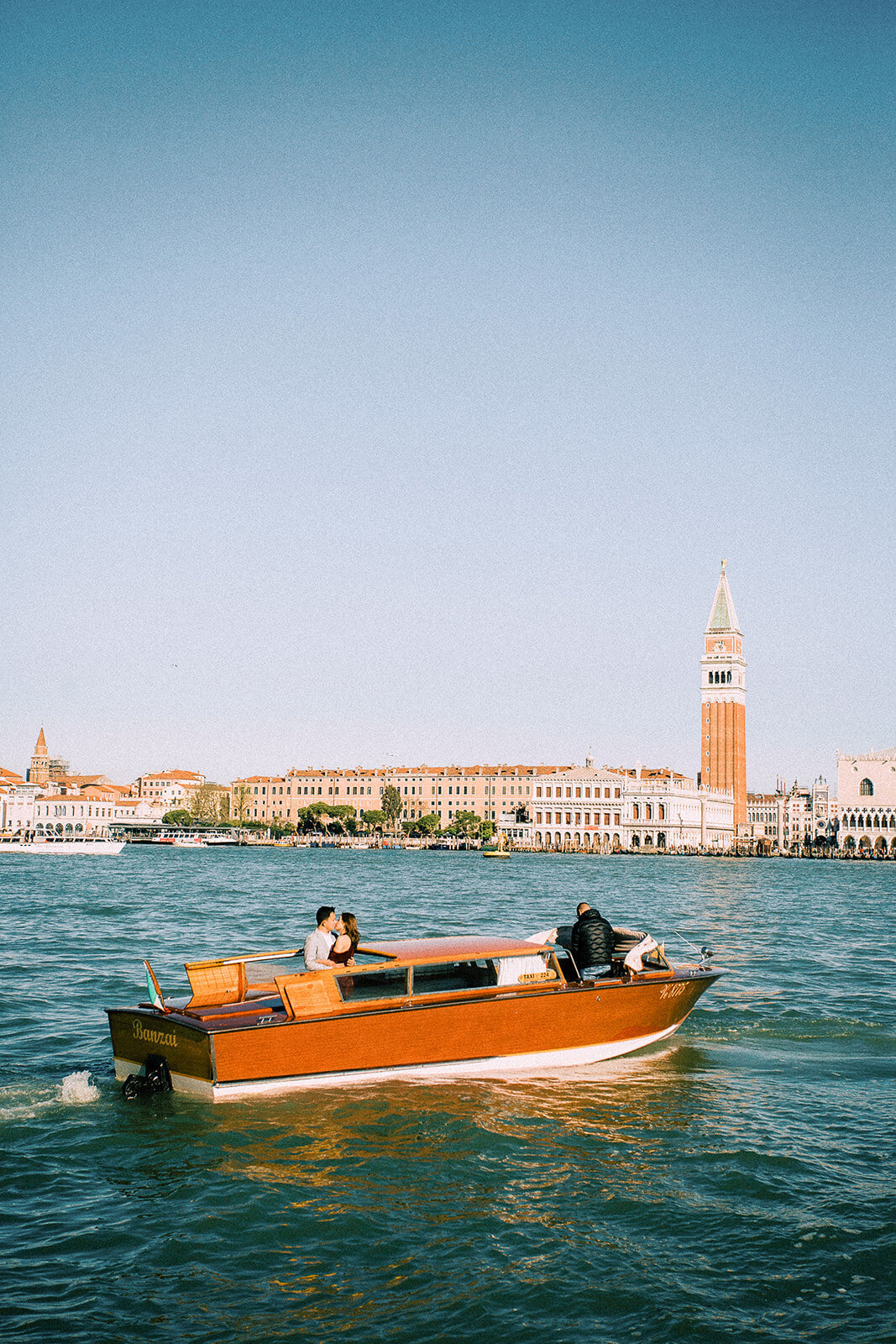 Venice-taxi-boat-luxury-photoshoot-couple-wedding24