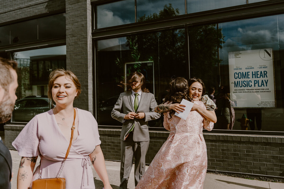 candid-hugs-noce-des-moines-wedding-photographer-storyteller-collective-photo-co.jpg