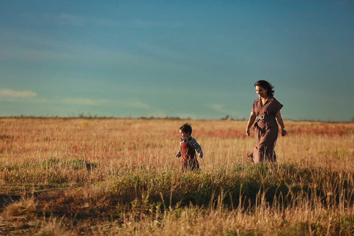 boy-is-walking-with-his-mom-in-nose-hill-park