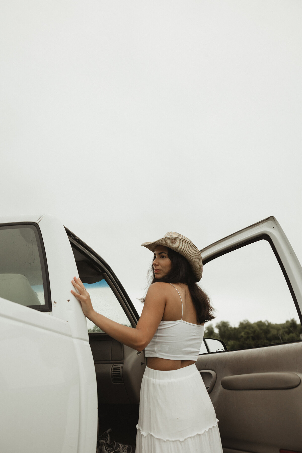 Wildflowercouplessessionwithtruck_emilyarwinephoto-43