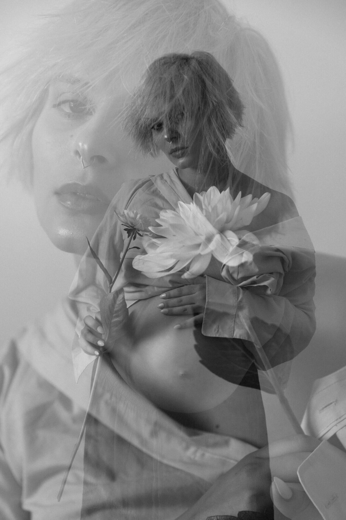 photographie en double exposition d'une femme enceinte pendant une séance photo grossesse avec studio sensigraphie photographe grossesse la tour du pin