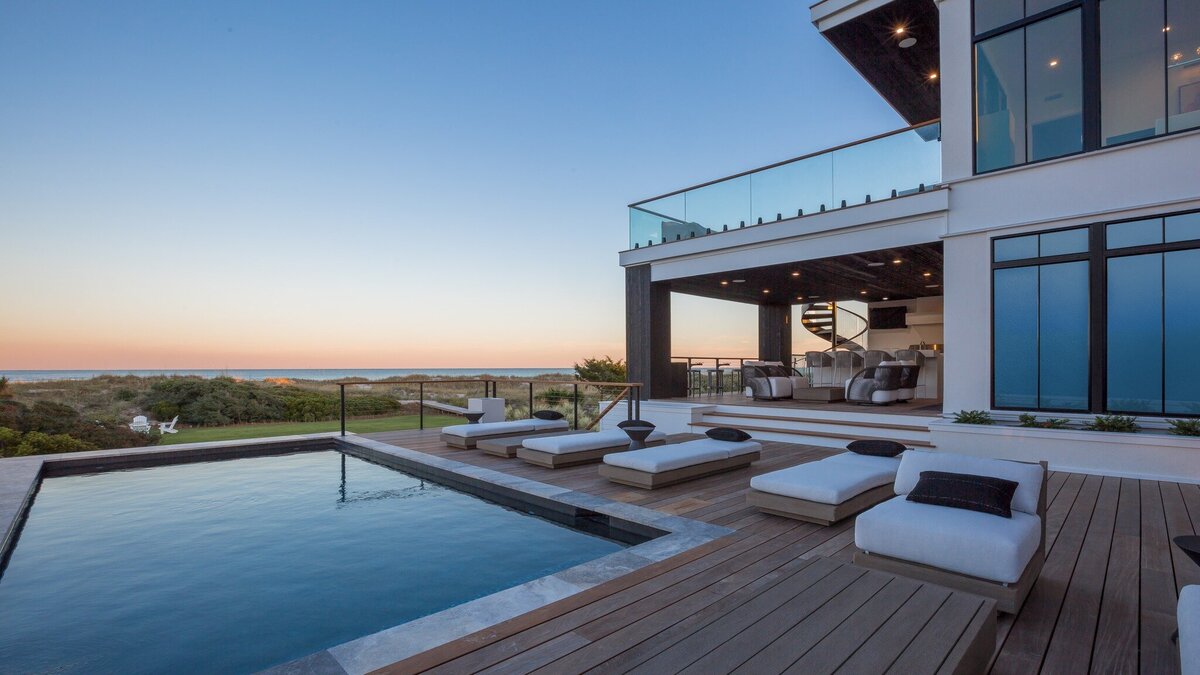 Luxury pool and outdoor area in Figure 8, North Carolina 