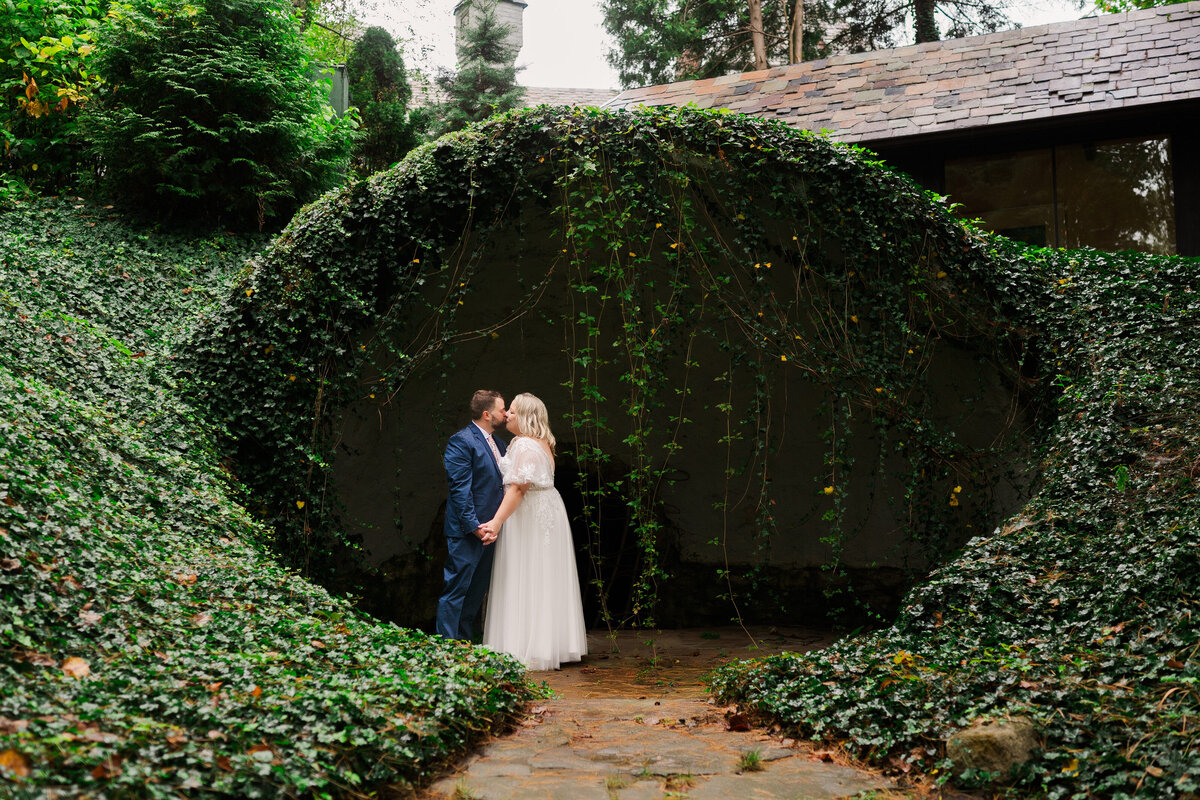 wedding couple in an interesting location with ivy at the Hyeholde restaurant