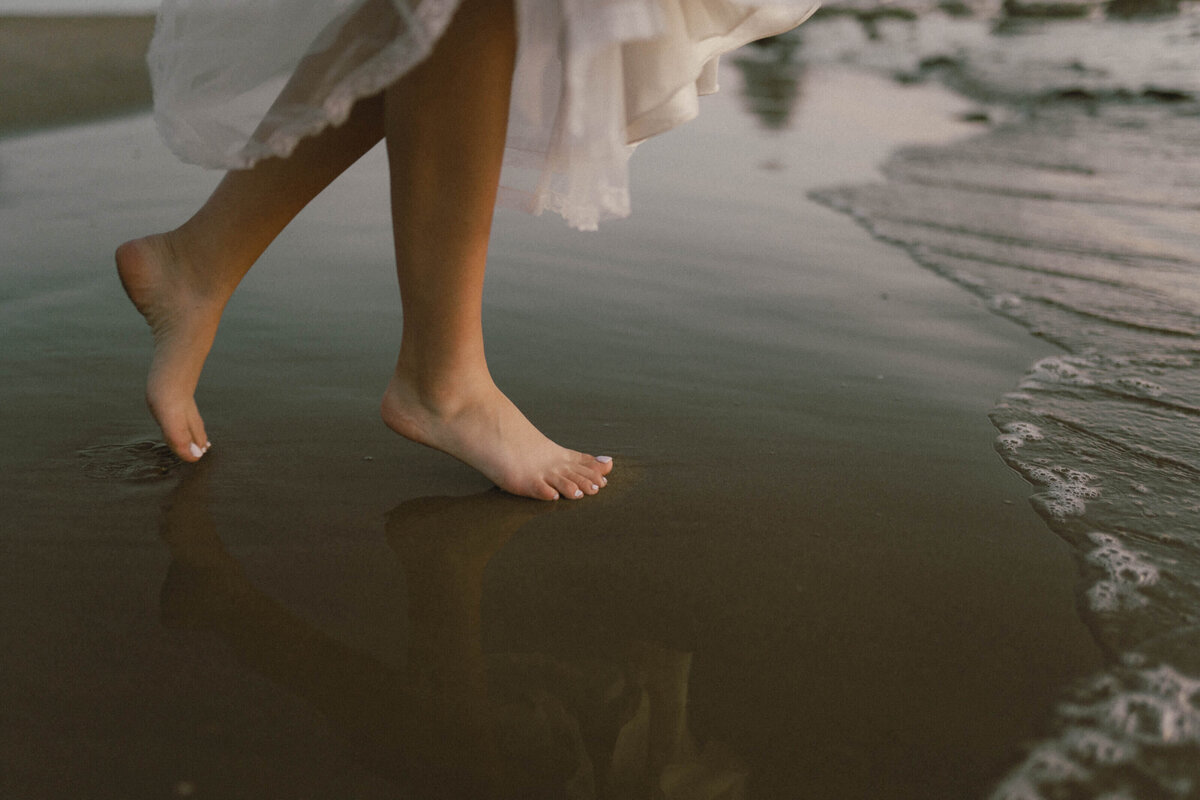 wedding-beach-feet-jmay-photo