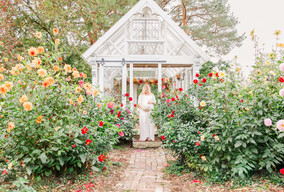 green-house-garden-michigan-maternity-session-2